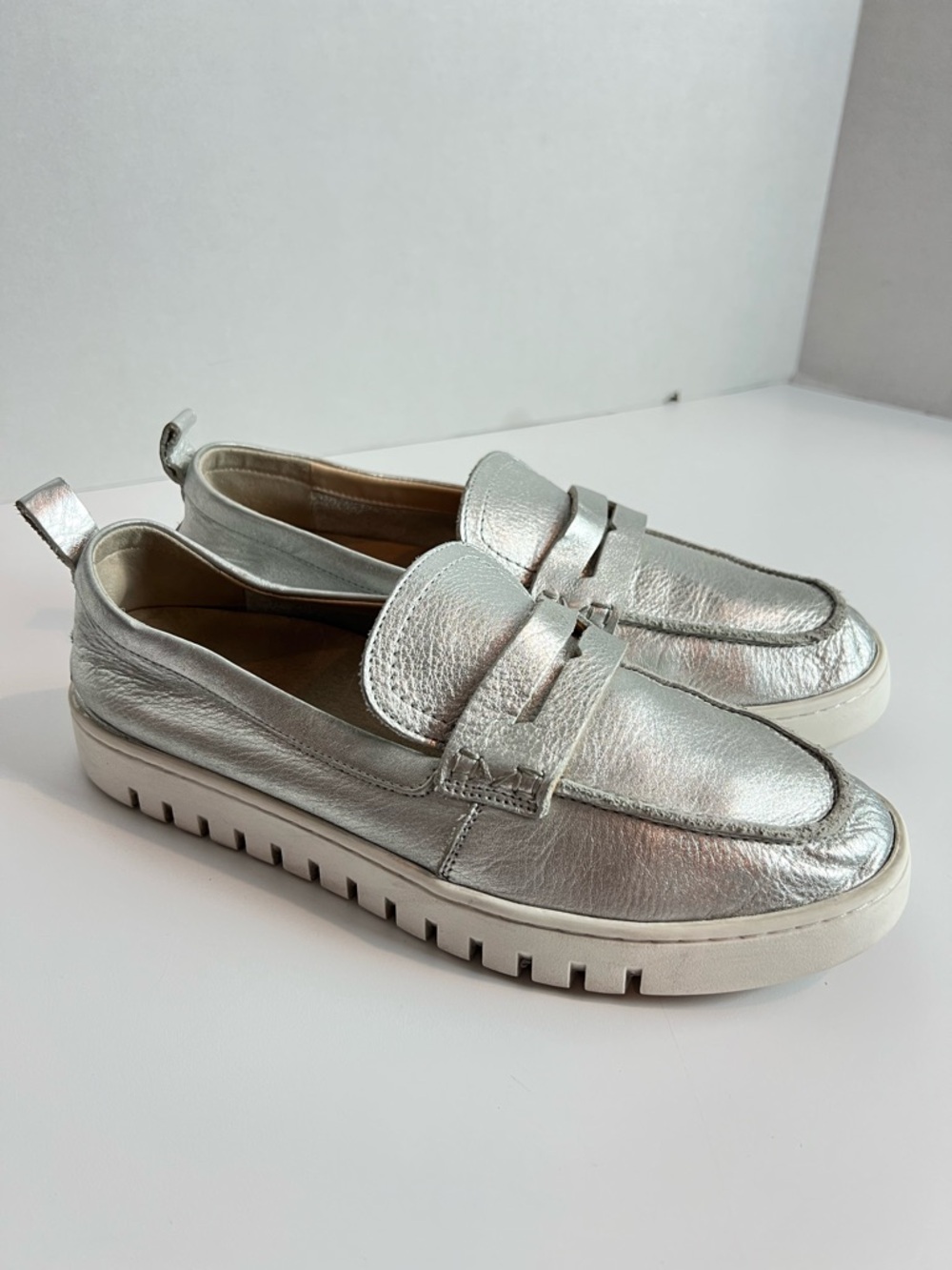 Vionic Upton Women’s Metallic Silver Leather  Loafers Size 9